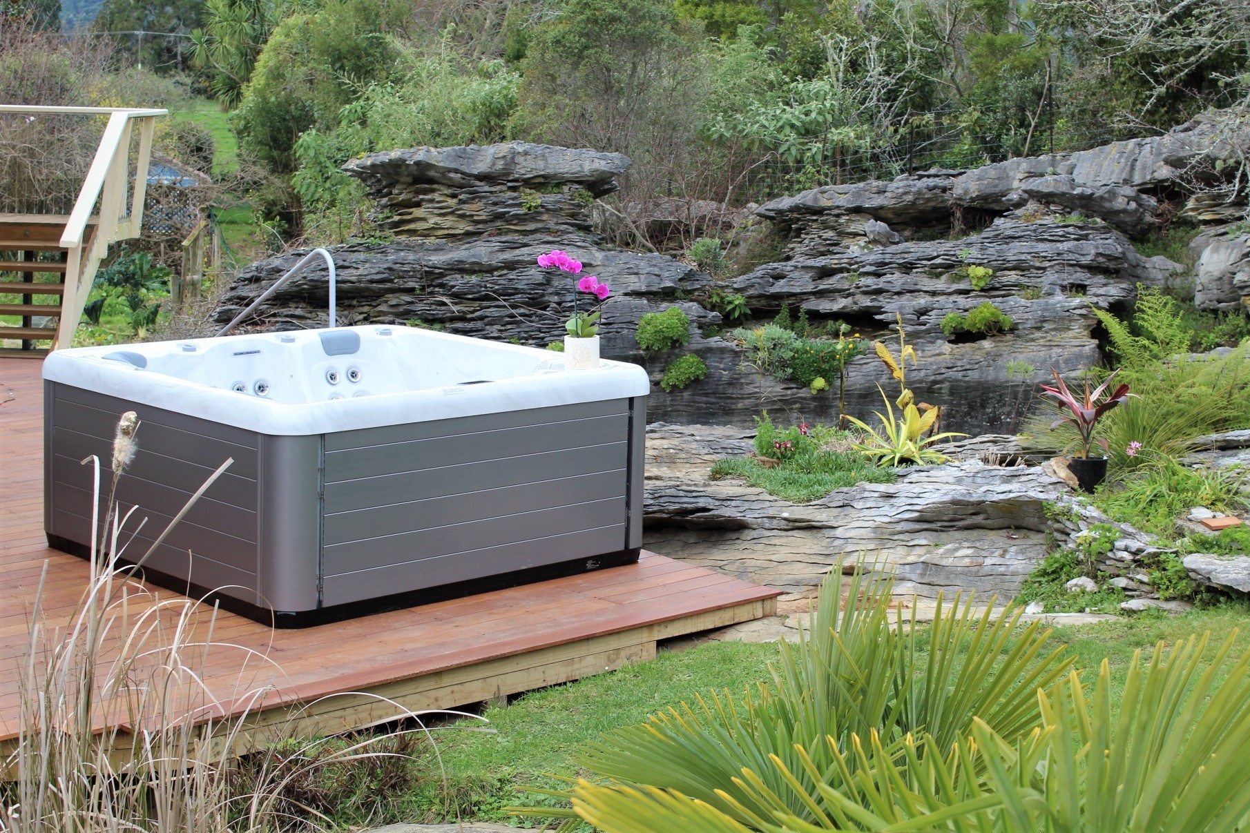 Jacuzzi hot tub overlooking the gardens.